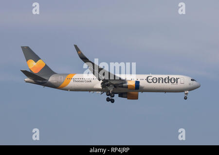 D-ABUA Boeing 767 di Condor in atterraggio all' aeroporto di Francoforte 07/02/2018 Foto Stock