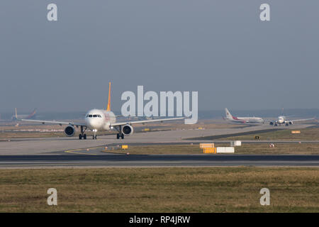 Aeromobile taxying per la partenza all'aeroporto di Francoforte 07/02/2018 Foto Stock