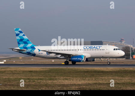 5B-DDC Airbus A320 di cobalto di Cipro in partenza dall'aeroporto di Francoforte 07/02/2018 Foto Stock