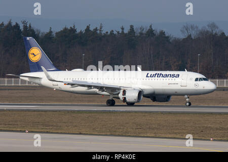 D-AIZZ Airbus A320 di Lufthansa in atterraggio a Francoforte Aeroporto 07/02/2018 Foto Stock