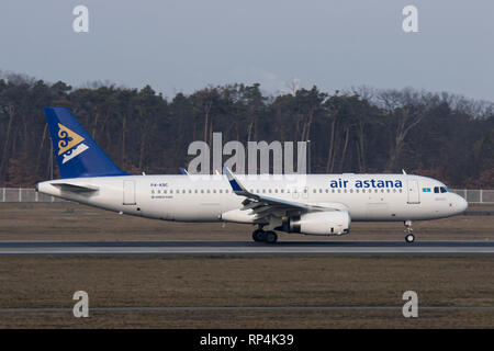 P4-KBC Airbus A320 di Air Astana l'atterraggio all'aeroporto di Francoforte in Germania su 07/02/2018 Foto Stock