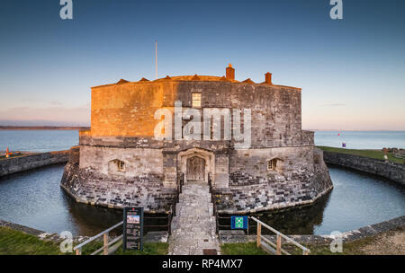 Il castello di Calshot al tramonto con acqua di Southampton in background Foto Stock