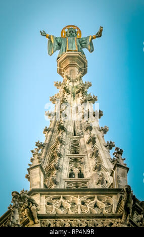 Mentre il municipio di monaco di baviera con santo patrono Münchner Kindl presso il centro cittadino di piazza Marienplatz Foto Stock