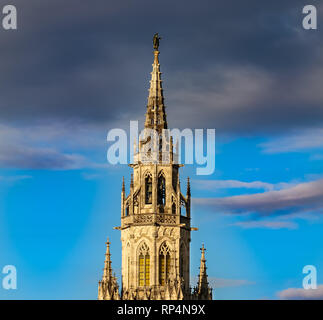 Mentre il municipio di monaco di baviera con santo patrono Münchner Kindl presso il centro cittadino di piazza Marienplatz Foto Stock