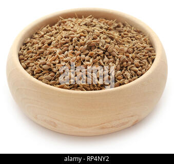 I semi di anice in ciotola di legno su sfondo bianco Foto Stock