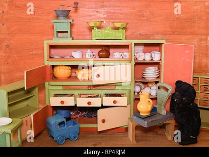 Vintage Toys per le ragazze. Giocattolo di legno cucina Foto Stock