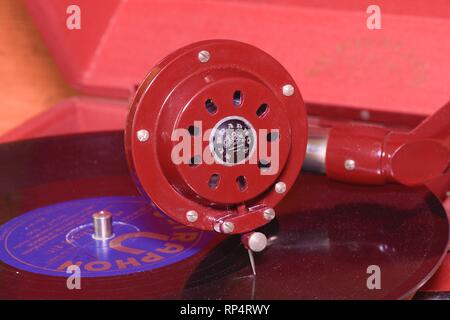 Immagine mostra vintage grammofono famoso marchio ceco Supraphone. Il red wind-up il grammofono e vinil record Ultraphon marca . Foto Stock