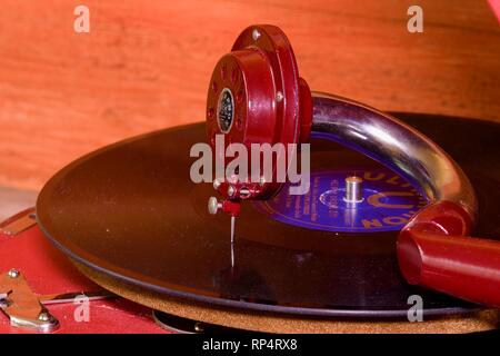 Immagine mostra vintage grammofono famoso marchio ceco Supraphone. Il red wind-up il grammofono e vinil record Ultraphon marca . Foto Stock
