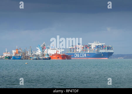 Il contenitore Ultra-Large Nave, CMA CGM Antoine de Saint Exupery, uscire Southampton e passando il Fawley raffineria di petrolio. Hampshire, Regno Unito. Foto Stock