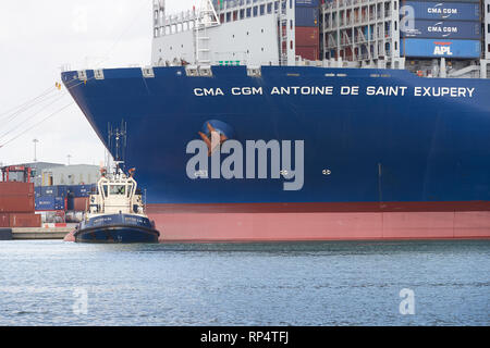 Il contenitore Ultra-Large Nave, CMA CGM Antoine de Saint Exupery, uscire il Southampton Container Terminal, Hampshire, Regno Unito. 19 Febbraio 2019 Foto Stock