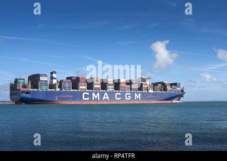 Il Ultra-Large, nave portacontainer CMA CGM Antoine de Saint Exupery, uscire Southampton, Hampshire, Regno Unito. 19 Febbraio 2019 Foto Stock