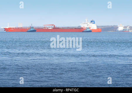 Il Gigante superpetroliera (Grezzo Petroliera), SOUTHPORT, arrivando a Fawley raffineria di petrolio, Southampton, UK, 19 Febbraio 2019 Foto Stock