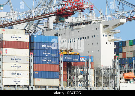 Il contenitore Ultra-Large Nave, CMA CGM Antoine de Saint Exupery, operazioni di carico e scarico in Southampton Container Terminal, Hampshire, Regno Unito. Foto Stock