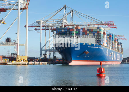 Nave portacontainer di dimensioni ultra grandi, CMA CGM Antoine de Saint Exupery, carico e scarico nel Southampton Container Terminal, Hampshire, Regno Unito. Foto Stock