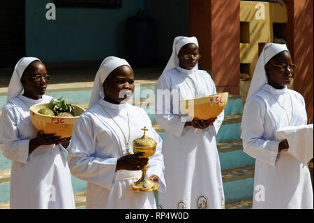 NIGER Maradi, la Chiesa cattolica e la Santa Messa e consacrazione del nuovo monache di 'Servantes de Cristo' Foto Stock