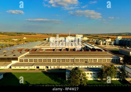 Vista aerea del moderno stabilimento. Impianto moderno con il blu del cielo. Foto Stock