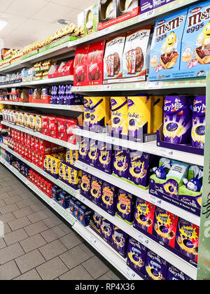 Manchester, Regno Unito - Febbraio 18th, 2019: Selezione di differenti uova di pasqua di cioccolato su scaffali in un negozio a negozio prima le vacanze di Pasqua. Foto Stock