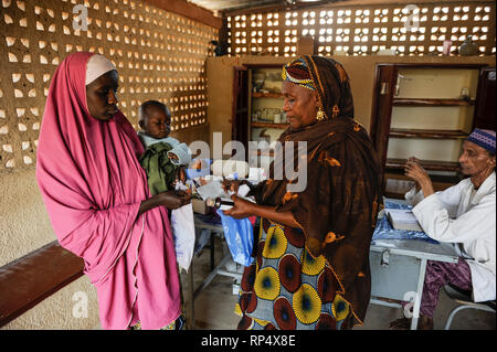 NIGER Zinder, stazione sanitaria in Kara-Kara / NIGER Zinder, Krankenstation im Stadtviertel KARA-KARA Foto Stock