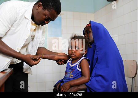 NIGER Zinder, stazione sanitaria in Kara-Kara / NIGER Zinder, Krankenstation im Stadtviertel KARA-KARA Foto Stock