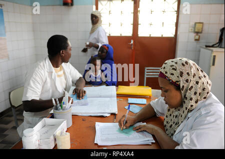 NIGER Zinder, stazione sanitaria in Kara-Kara / NIGER Zinder, Krankenstation im Stadtviertel KARA-KARA Foto Stock