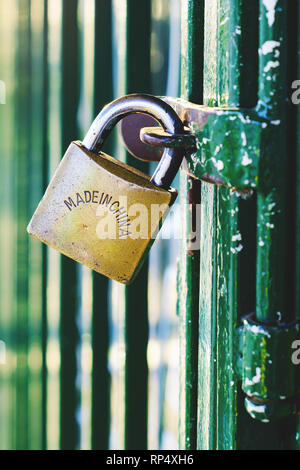 Indossato il lucchetto con Made in China imprint il bloccaggio della porta di metallo Foto Stock