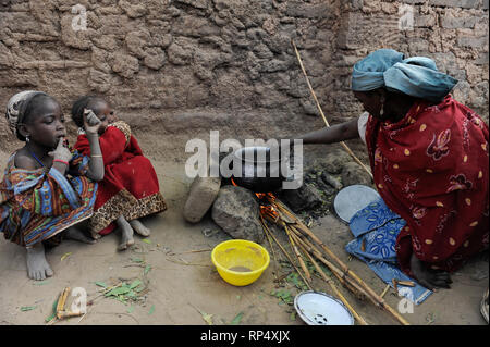 NIGER Zinder, villaggio BABAN TAPKI, di persone soffrono la fame a causa della siccità e della povertà / NIGER Zinder, Dorf BABAN TAPKI, Menschen leiden durch Duerre und Armut una fame / NIGER Zinder, Dorf BABAN TAPKI, Menschen leiden durch Duerre und Armut una fame Foto Stock