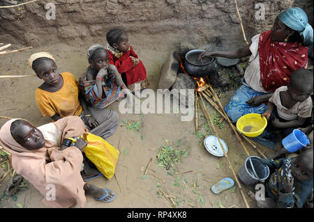 NIGER Zinder, villaggio BABAN TAPKI, di persone soffrono la fame a causa della siccità e della povertà / NIGER Zinder, Dorf BABAN TAPKI, Menschen leiden durch Duerre und Armut una fame / NIGER Zinder, Dorf BABAN TAPKI, Menschen leiden durch Duerre und Armut una fame Foto Stock