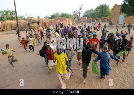 NIGER Zinder, villaggio BABAN TAPKI, esecuzione e ridere i bambini / NIGER Zinder, Dorf BABAN TAPKI, lachende laufende Kinder Foto Stock