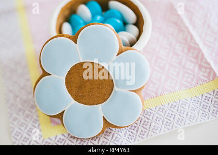 Battesimo Battesimo dolci sul delicato igienico con coperchio aperto costituito da pasta di marzapane e pasta contenente più dolci Foto Stock