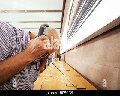 Strasburgo, Francia - Sep 21, 2018: Senior uomo mette Apple Beats Studio 3 in Apple Store l'ascolto di musica di Apple Foto Stock