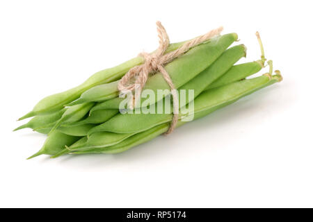 Fagioli verdi isolati su uno sfondo bianco. Foto Stock