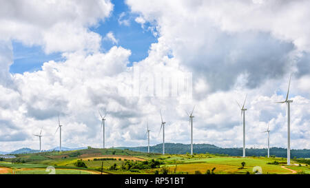 Bellissima natura del campo di mulini a vento sulla collina e il cielo blu, il bianco delle nuvole fanno da sfondo a Khao Kho, Phetchabun Provincia, Thailandia, 16:9 Foto Stock