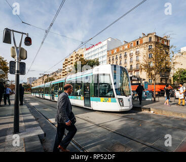 Parigi, Francia - Oct 13, 2018: Stif la stazione della metropolitana di Porte de Versailles con il treno in arrivo nella stazione e la gente esce dal treno Foto Stock