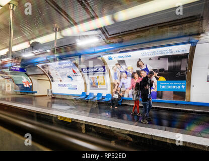 Parigi, Francia - Oct 13, 2018: unico padre di due bambini in convenzione metropolitana stazione della metropolitana Foto Stock