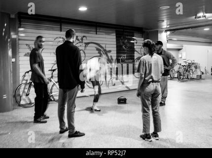 Strasburgo, Francia - Oct 13, 2018: bianco e nero giovani breakdance sull'angolo di strada - moderna hip-hop danza moderna formazione subcoltura in bianco e nero Foto Stock