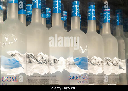 Una collezione di bottiglie di Grey Goose vodka di marca sul display in New York martedì, 19 febbraio 2019. (© Richard B. Levine) Foto Stock