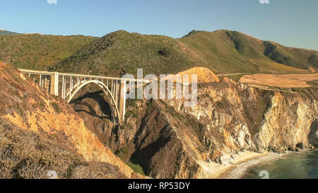 Un ampio angolo di colpo di bixby ponte sulla autostrada 1 lungo la costa del big sur Foto Stock