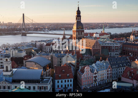 Vista del ponte Vansu e Cattedrale di Riga tower su un tardo pomeriggio invernale dalla parte superiore della chiesa di San Pietro - Riga, Lettonia Foto Stock