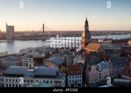 Vista del ponte Vansu e Cattedrale di Riga tower su un tardo pomeriggio invernale dalla parte superiore della chiesa di San Pietro - Riga, Lettonia Foto Stock