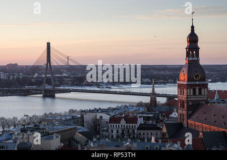 Vista del ponte Vansu e Cattedrale di Riga tower su un tardo pomeriggio invernale dalla parte superiore della chiesa di San Pietro - Riga, Lettonia Foto Stock