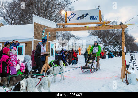 Grand Marais, Michigan - Dogsled racer Erin Redington arriva al giro di boa di fino 200, un annuale 238 Miglia Race dalla Marquette, Michigan per Foto Stock