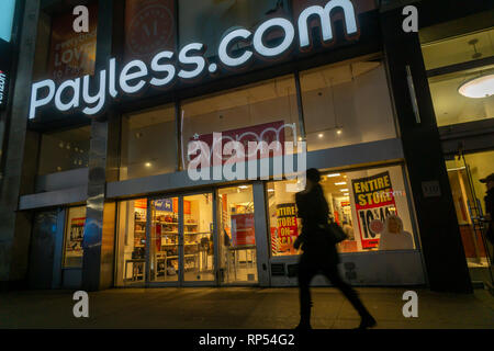 Un Payless ShoeSource store in Herald Square a New York martedì, 19 febbraio 2019. Il rivenditore è la chiusura di tutti i suoi 2100 negozi negli Stati Uniti e a Porto Rico e il suo sito web Payless.com, come file per fallimento. (Â© Richard B. Levine) Foto Stock