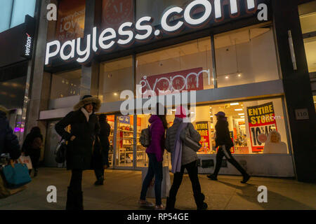 Un Payless ShoeSource store in Herald Square a New York martedì, 19 febbraio 2019. Il rivenditore è la chiusura di tutti i suoi 2100 negozi negli Stati Uniti e a Porto Rico e il suo sito web Payless.com, come file per fallimento. (© Richard B. Levine) Foto Stock