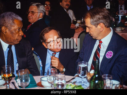 Stati Uniti Il senatore Sam Nunn un Democrat dalla Georgia colloqui con il senatore Paul Tsongas (destra) e imprenditore di Atlanta e assicurazioni executive Jesse Hill (sinistra) a Georgia Partito Democratico cena Foto Stock