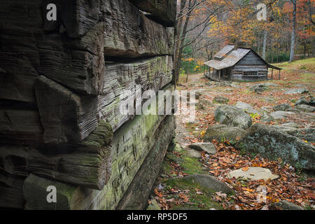 Vista autunnale della cabina di Noah "Bud" Ogle in Great Smoky Mountains National Park nel Tennessee Foto Stock