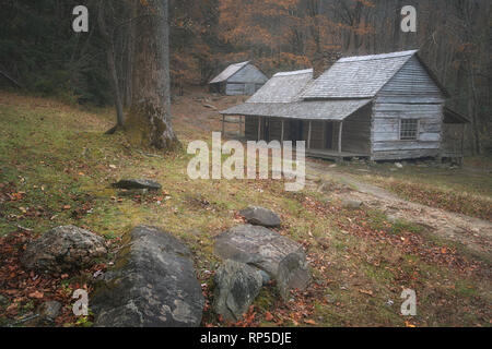 Vista autunnale della cabina di Noah "Bud" Ogle in Great Smoky Mountains National Park nel Tennessee Foto Stock