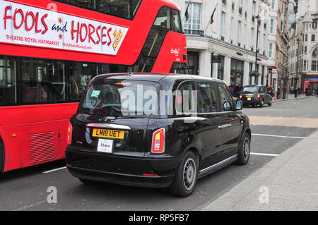 Nuovo LEVC TX taxi, black cab, la guida su strade di Londra. Foto Stock