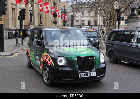 Nuovo LEVC TX taxi, black cab, la guida su strade di Londra. Foto Stock