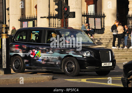 Nuovo LEVC TX taxi, black cab, la guida su strade di Londra. Foto Stock