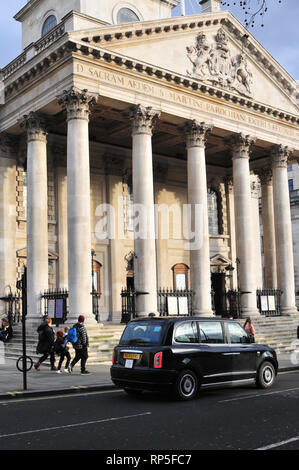 Nuovo LEVC TX taxi, black cab, la guida su strade di Londra. Foto Stock